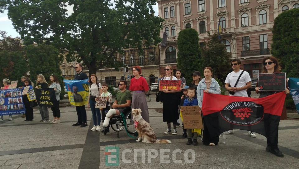 Полон вбиває, як і байдужість: у Львові рідні полонених азовців провели акцію-нагадування