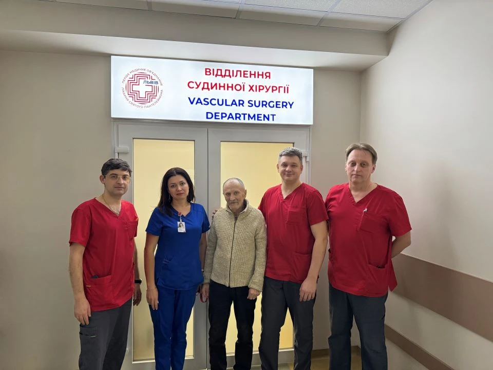 Львівські хірурги врятували пацієнта від ампутації завдяки складній судинній операції
