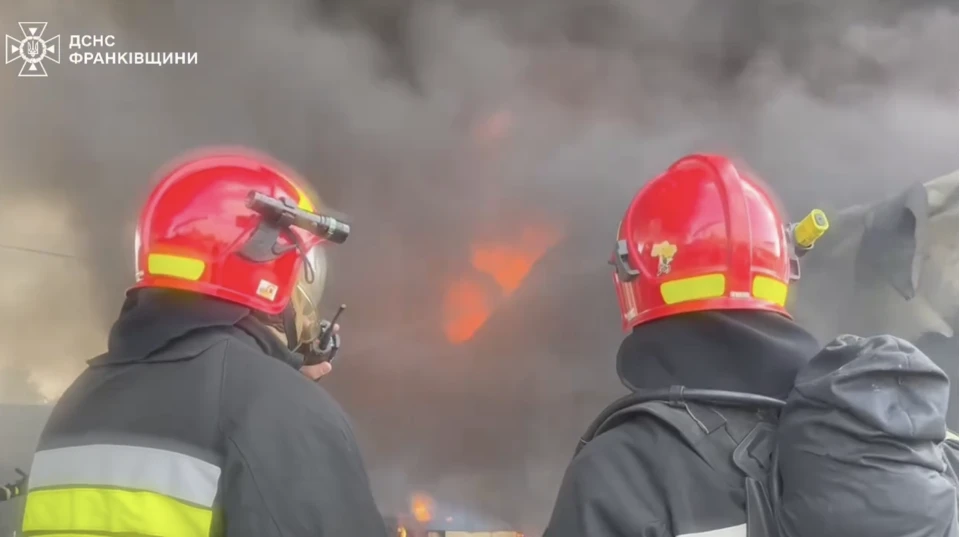 В Івано-Франківську масштабну пожежу гасили 37 рятувальників