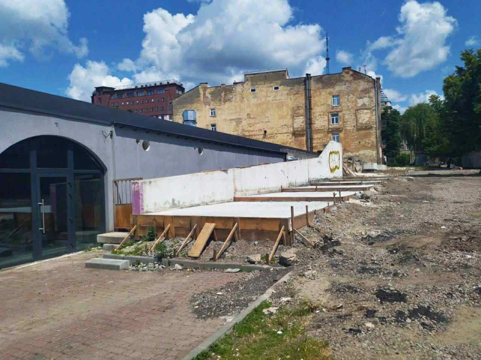 Конструкції на місці "Добробуту"