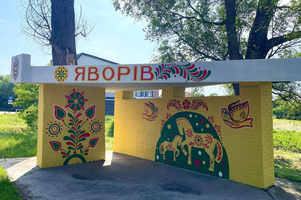 Автобусну зупинку в Яворові на Львівщині прикрасили традиційним розписом