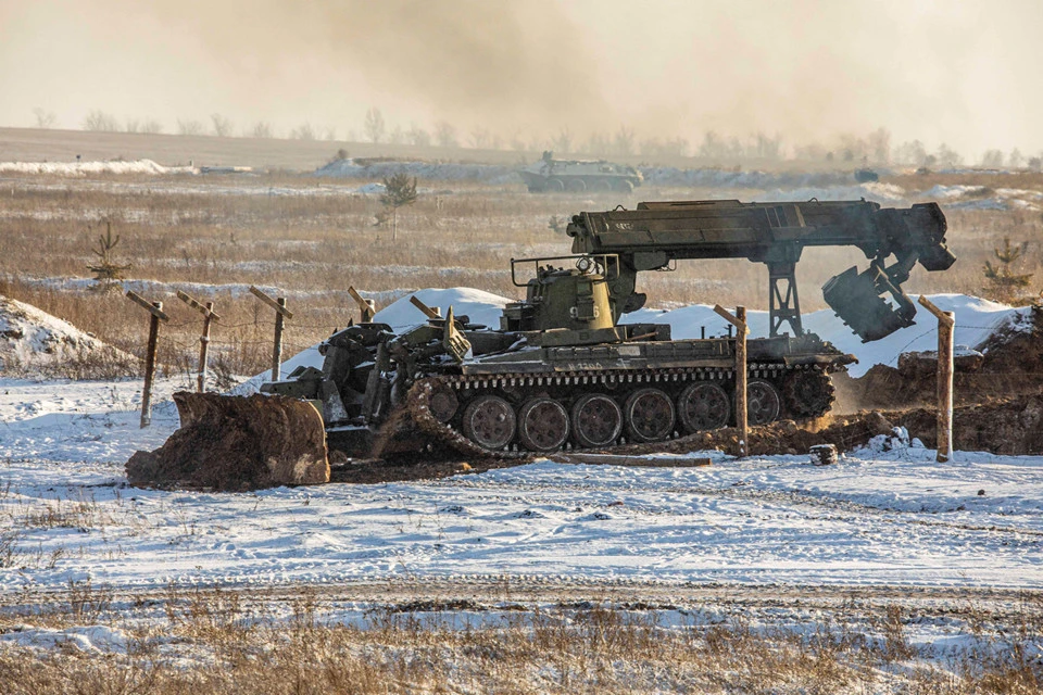 Інженерні підрозділи ЗС РФ відпрацьовують застосування ИМР-2 напередодні вторгнення в Україну, грудень 2021 року