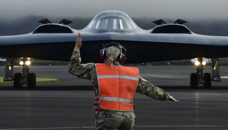 B-2 на злітній смузі