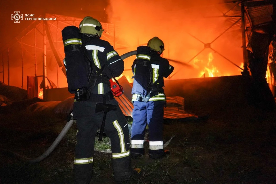 На Тернопільщині рятувальники майже цілу ніч гасили пожежу в деревообробному цеху