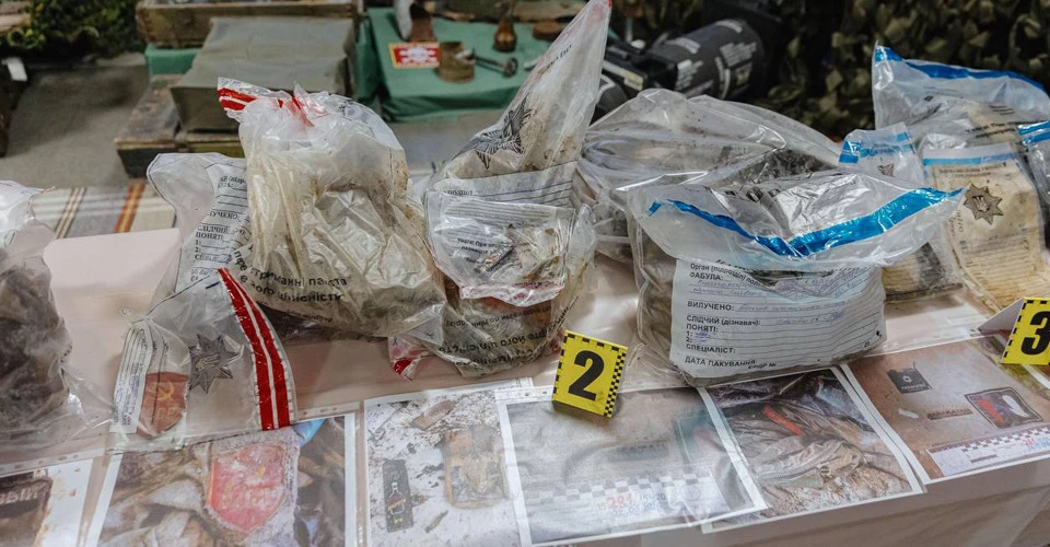 журналістам показали як росія знущається з пам’яті полеглих