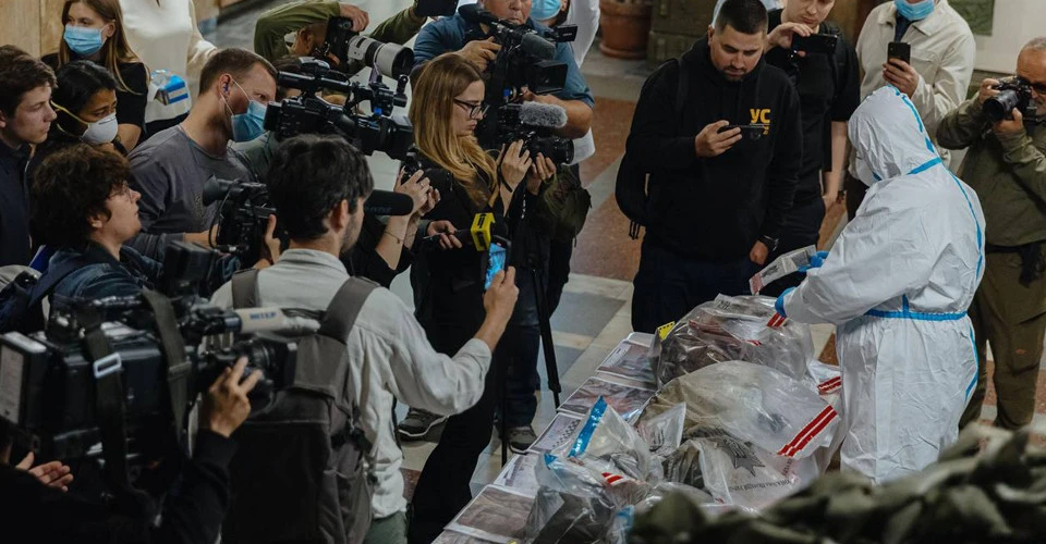 журналістам показали як росія знущається з пам’яті полеглих