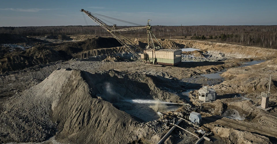 екскаватор-драглайн видобуває рідкоземельні матеріали в Житомирській області