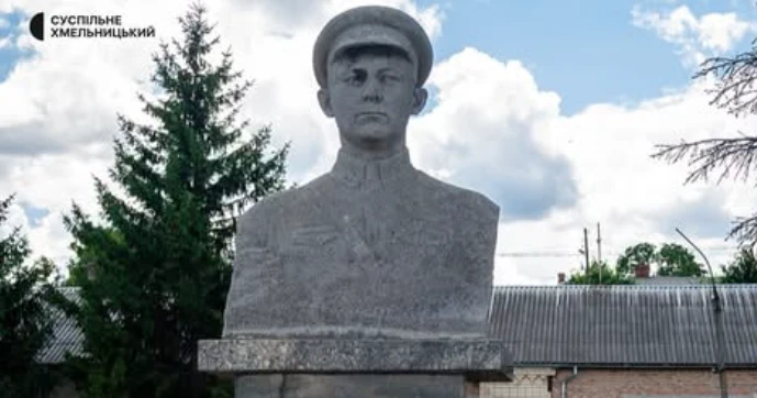 На залізничній станції у Хмельницькому демонтували пам'ятник радянському солдату
