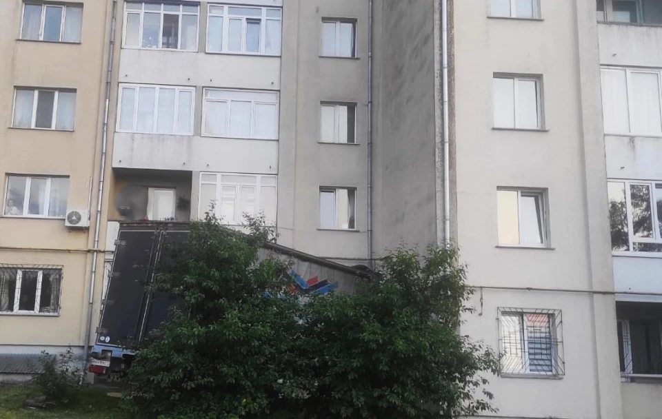 У Пустомитах вантажівка в'їхала в будинок