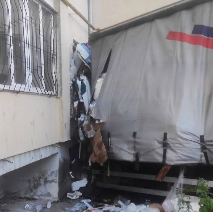 У Пустомитах вантажівка в'їхала в будинок