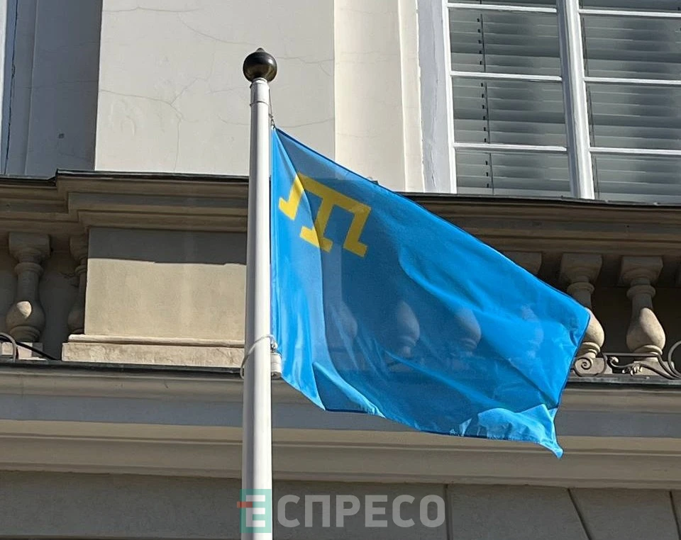 Над львівською ратушею підняли прапор кримськотатарського народу