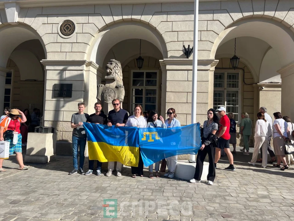 Над львівською ратушею підняли прапор кримськотатарського народу