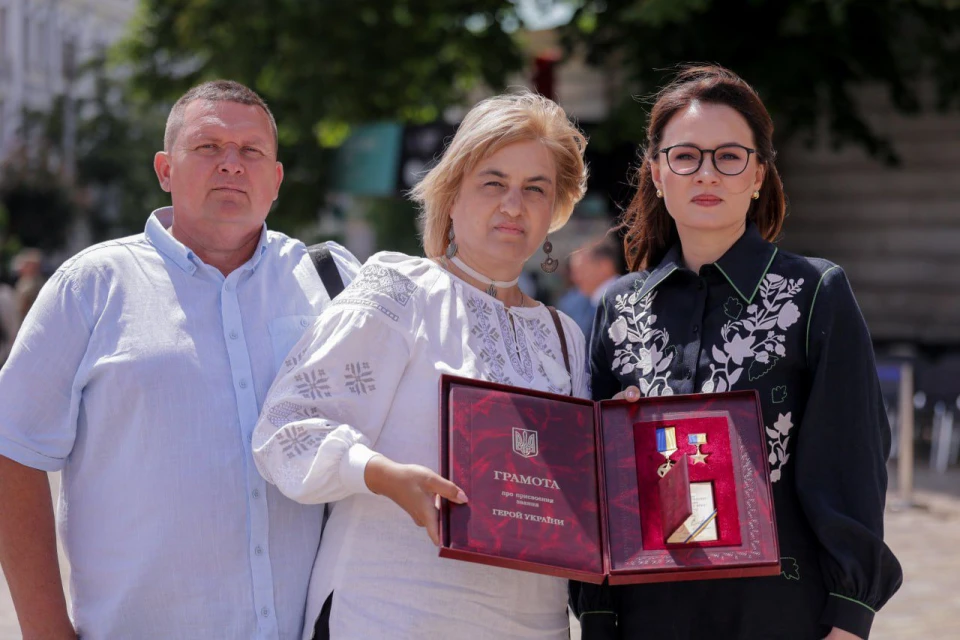 Зеленський вручив "Золоту Зірку" рідним захисниці зі Львова Ірини Цибух, посмертно удостоєної звання Героя України