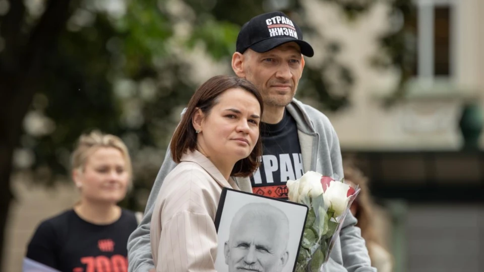 Світлана та Сергій Тихановські у Вільнюсі (28.06.2025). Світлана тримає портрет ув'язненого нобелівського лавреата Олеся Беляцького