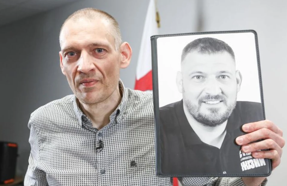 Сергій Тихановський зі своїм портретом до ув'язнення