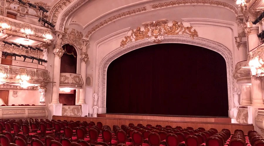 Інтер'єр Азербайджанського академічного театру опери і балету (Баку)