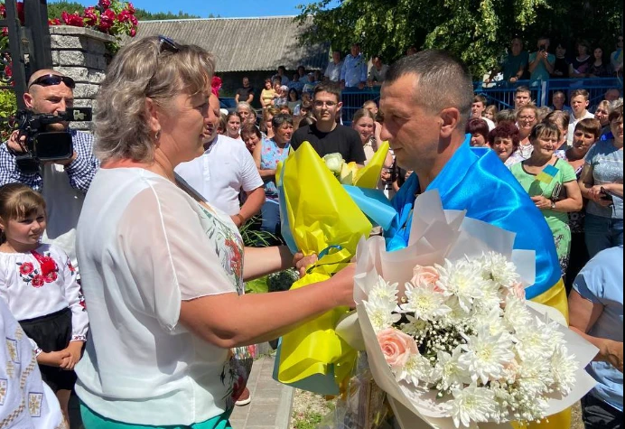 У громаді на Тернопільщині зустріли воїна Віталія Заморського
