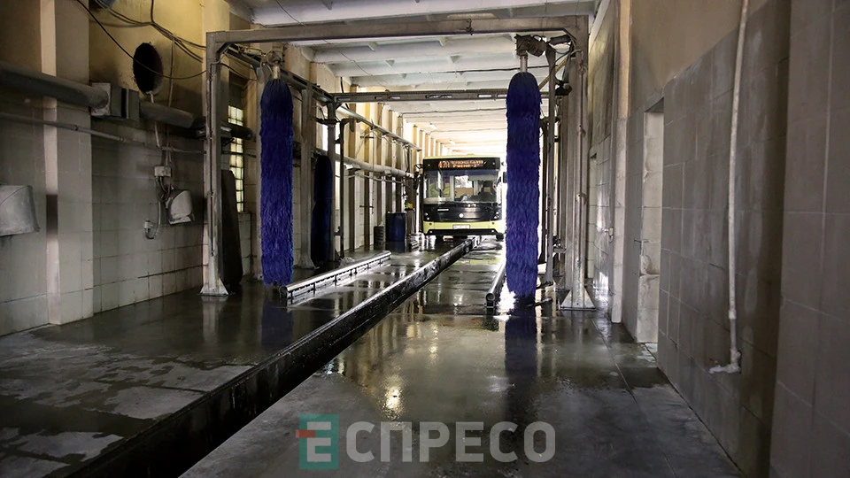 майбутні водійки автобусів на екскурсії в АТП-1 у Львові