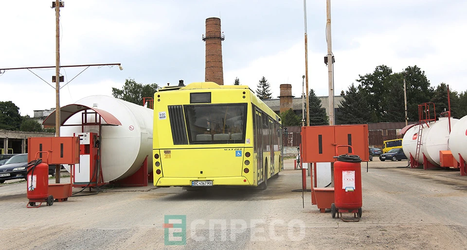 майбутні водійки автобусів на екскурсії в АТП-1 у Львові