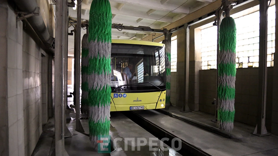 майбутні водійки автобусів на екскурсії в АТП-1 у Львові