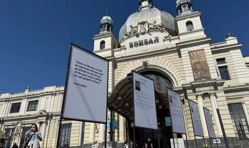 На залізничному вокзалі у Львові встановили стенди з біографіями полеглих захисників