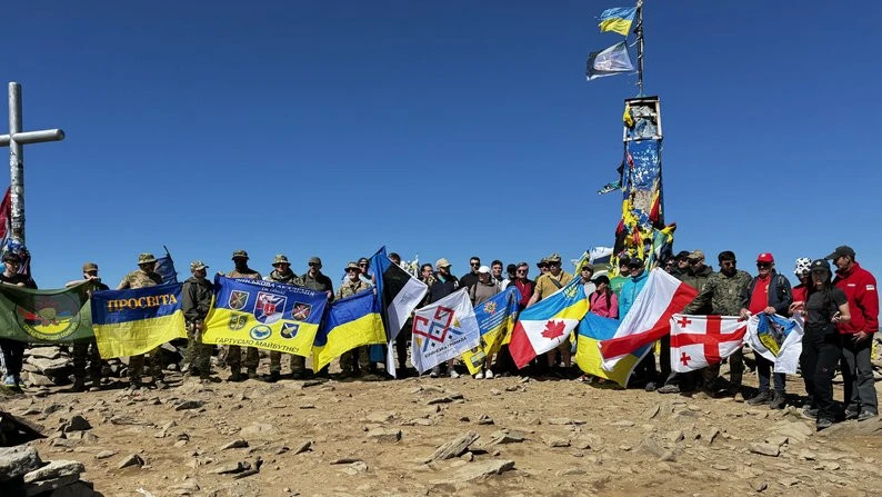 Делегація з ЄС та НАТО разом з українськими військовими зійшла на Говерлу