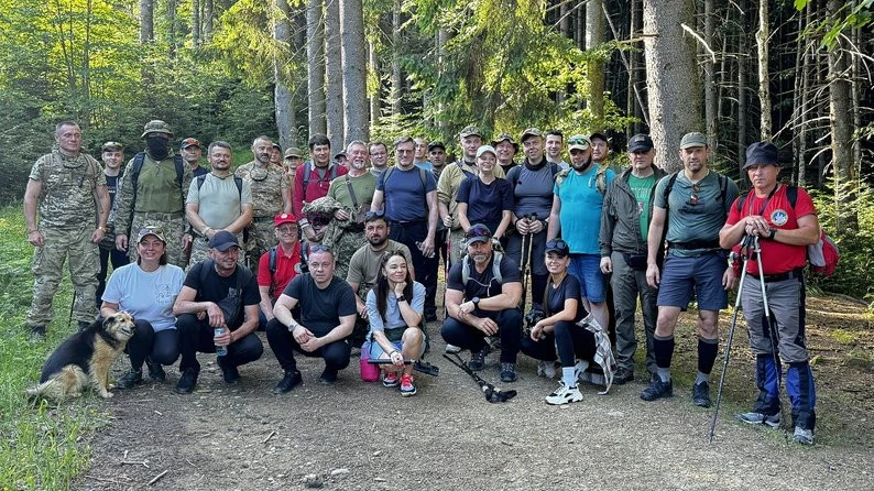Делегація з ЄС та НАТО разом з українськими військовими зійшла на Говерлу