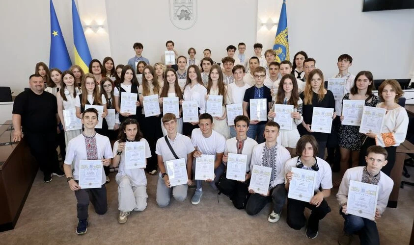 Львівські школярі отримали по 10 тис. грн від міста за призові місця на всеукраїнських олімпіадах та конкурсах