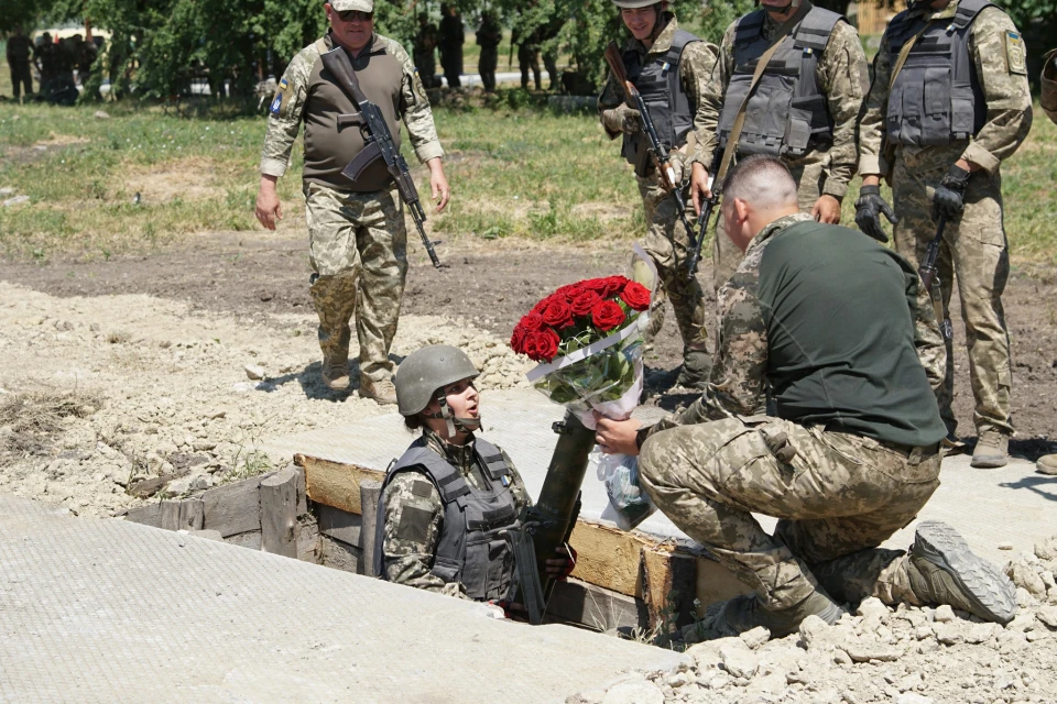 На Хмельниччині 21-річний курсант освідчився своїй дівчині під час навчань на полігоні