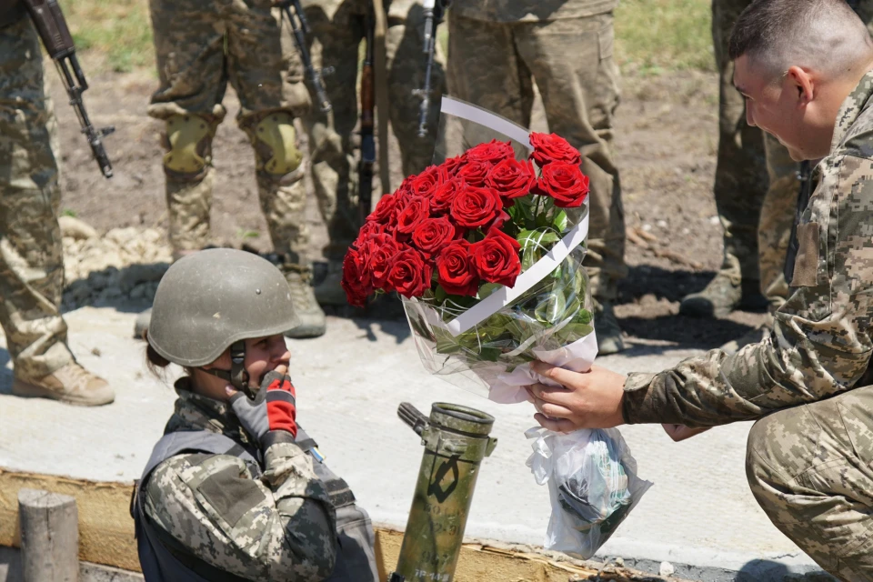 На Хмельниччині 21-річний курсант освідчився своїй дівчині під час навчань на полігоні