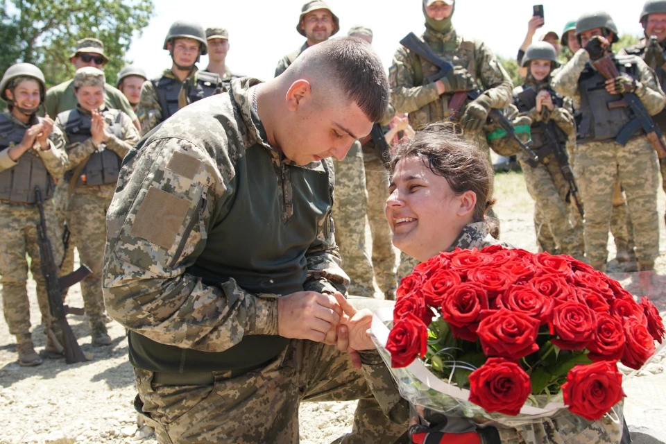 На Хмельниччині 21-річний курсант освідчився своїй дівчині під час навчань на полігоні