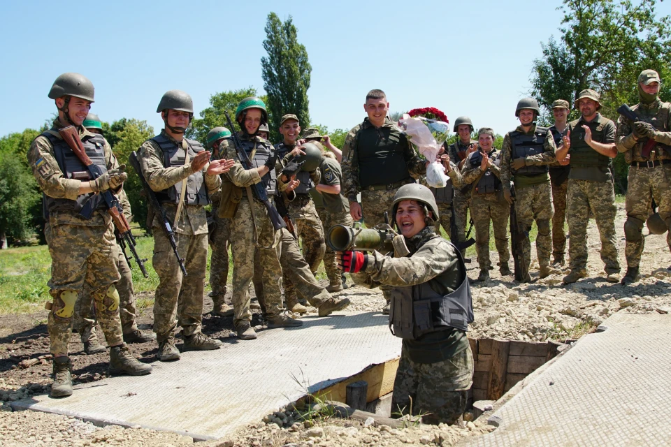 На Хмельниччині 21-річний курсант освідчився своїй дівчині під час навчань на полігоні