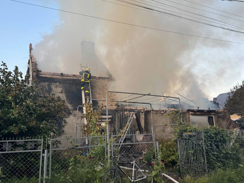 Внаслідок нічної масованої атаки у Луцьку знищено приватний житловий будинок