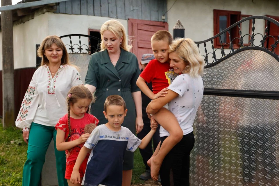родина Боднаруків та Світлана Онищук