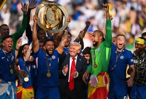 Дональд Трамп (а центрі) з футболістами "Челсі" після перемоги лондонців на клубному ЧС-2025 Дональд Трамп (а центрі) з футболістами "Челсі" після перемоги лондонців на клубному ЧС-2025