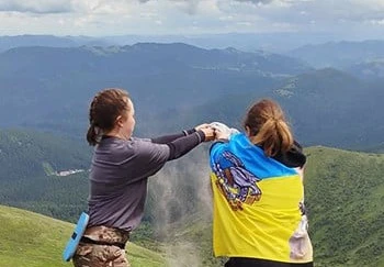 Виконали останню волю: дружина та донька полеглого воїна з Шепетівки розвіяли його прах на вершині Говерли