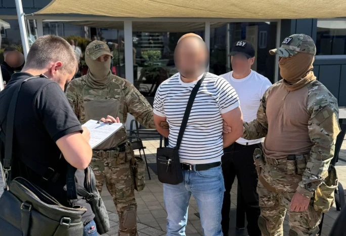 Інспектора Львівської митниці впіймали на хабарі