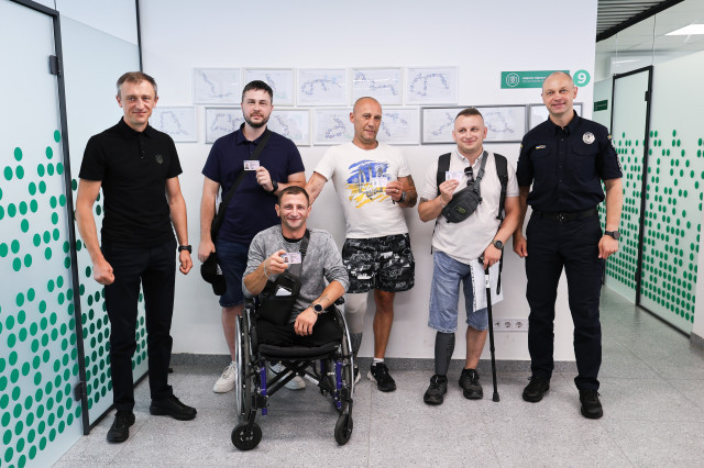 У Львові четверо військових, які зазнали важких поранень на фронті, отримали водійські посвідчення