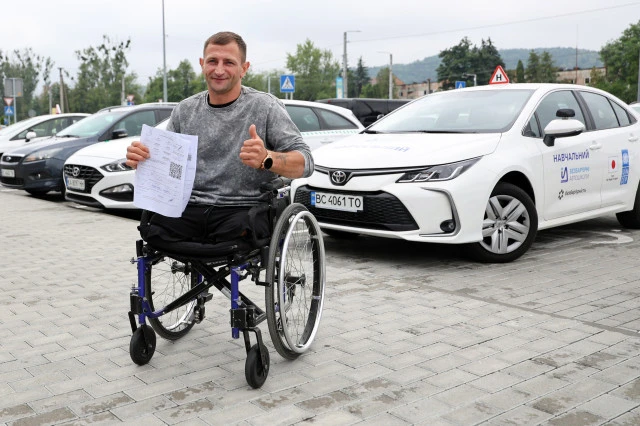 У Львові четверо військових, які зазнали важких поранень на фронті, отримали водійські посвідчення