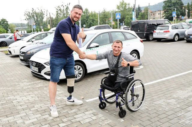 У Львові четверо військових, які зазнали важких поранень на фронті, отримали водійські посвідчення