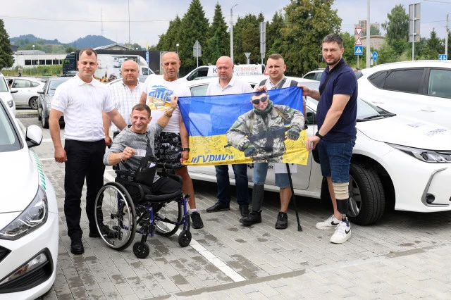 У Львові четверо військових, які зазнали важких поранень на фронті, отримали водійські посвідчення