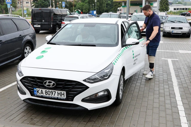 У Львові четверо військових, які зазнали важких поранень на фронті, отримали водійські посвідчення