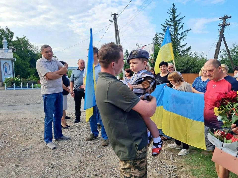 У громаді на Буковині зустріли захисника Максима Мозолюка