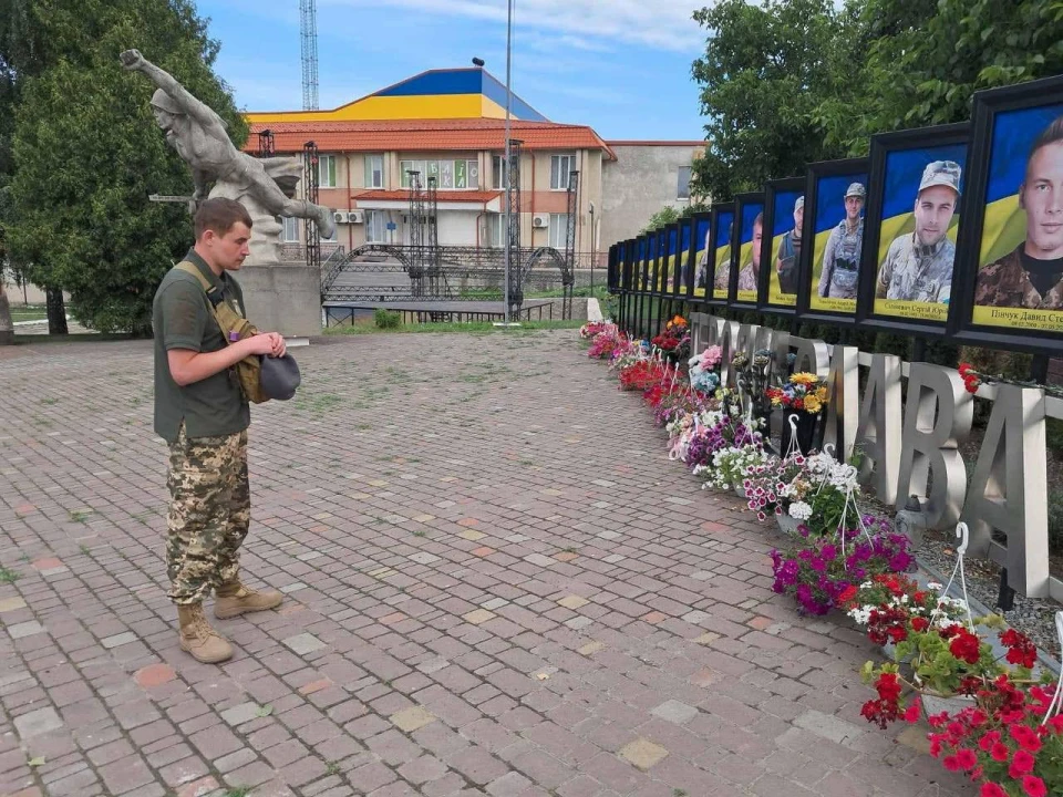 У громаді на Буковині зустріли захисника Максима Мозолюка