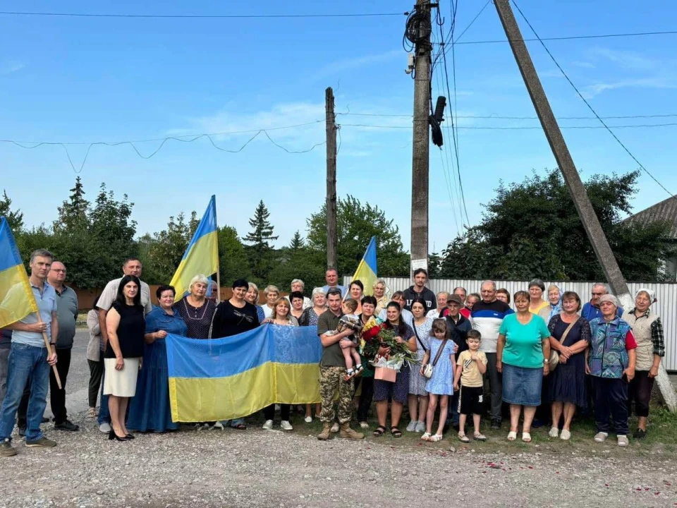 У громаді на Буковині зустріли захисника Максима Мозолюка