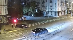 Авто працівника прокуратури Молочного вилітає на тротуар, далі бути збито людину (ніч з 19 на 20 липня 2025 року, Київ) Авто працівника прокуратури Молочного вилітає на тротуар, далі бути збито людину (ніч з 19 на 20 липня 2025 року, Київ)