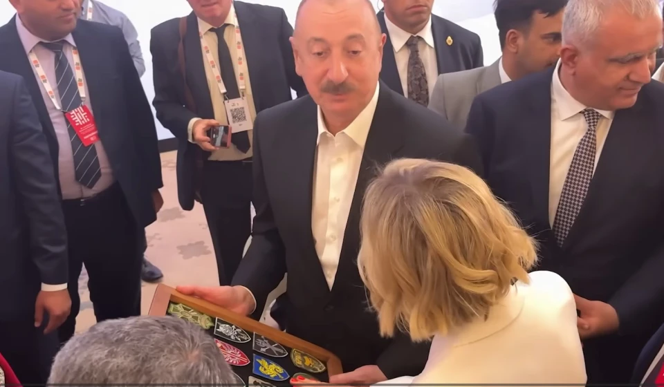 Ільхам Алієв приймає у подарунок шеврони ЗСУ