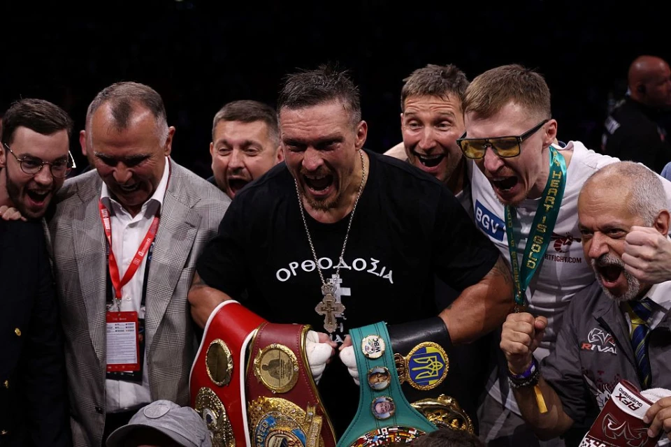 Олександр Усик з чемпіонськими поясами