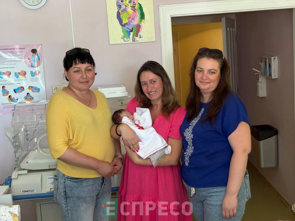 Львівські майстрині вишивають льолі для недоношених діток