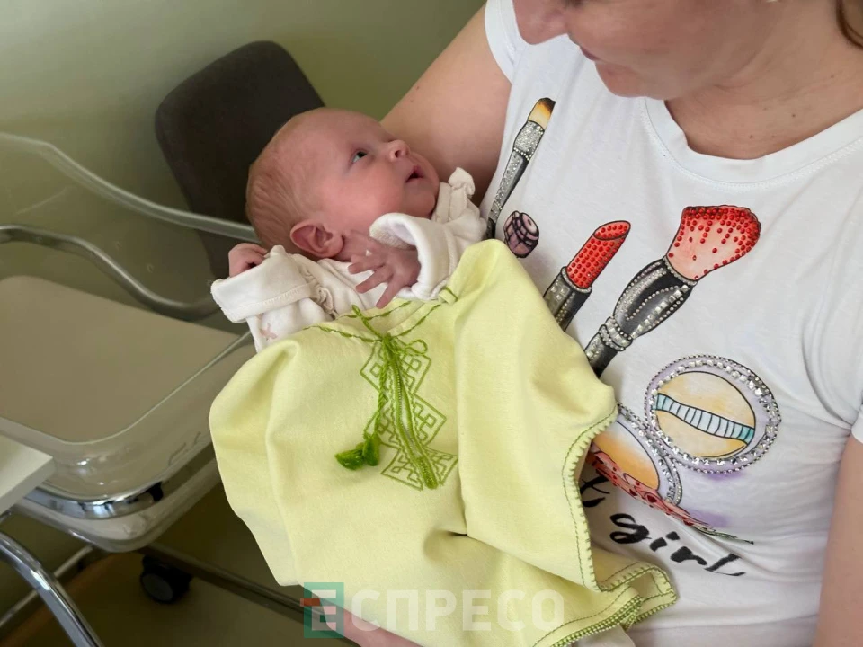 Львівські майстрині вишивають льолі для недоношених діток